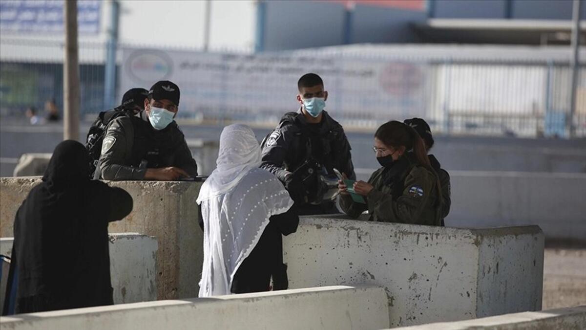 1990: اندلعت مواجهات عنيفة في القدس، بعد محاولة جماعات استيطانية، وضع حجر أساس للهيكل المزعوم، داخل المسجد الأقصى، وتم قمع الفلسطينيين بعنف فارتقى 21 شهيدا على إثرها، وعرفت حينها بمذبحة الأقصى الأولى.