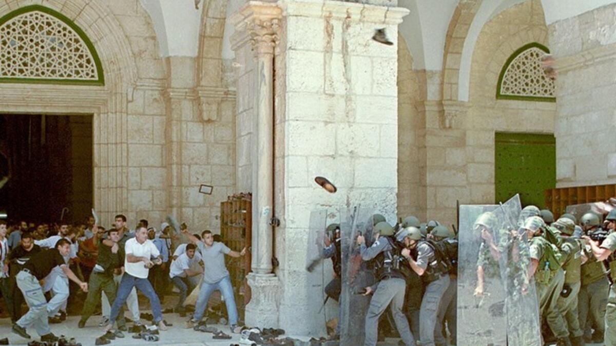 25 سبتمبر 1996: أقدمت قوات الاحتلال على فتح نفق أسفل المسجد الأقصى، بعد محاولتين فاشلتين لفتحه، كانت المرة الأولى عام 1986 والثانية عام 1994، مثيرًا غضب سكان القدس، ودعي عبر مكبرات الصوت في المساجد، للتحرك صوب المنطقة من أجل إفشال مخططات الاحتلال، وعلى إثره تم التصدي للجموع التي احتشدت في القدس بالرصاص والاعتقالات.