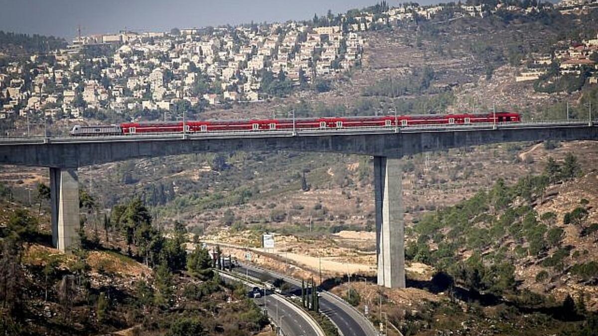 القطار السريع: أدخله ضمن مشاريع تهويد محيط المسجد الأقصى في 2019 ليربط بين تل أبيب والقدس المحتلة، ويصل المسار إلى سور المسجد الأقصى الغربي (ما يسمى "حائط المبكى")، ويشمل مسار القطار شريطًا يمتد تحت عشرات المنازل في حي وادي حلوة في سلوان.