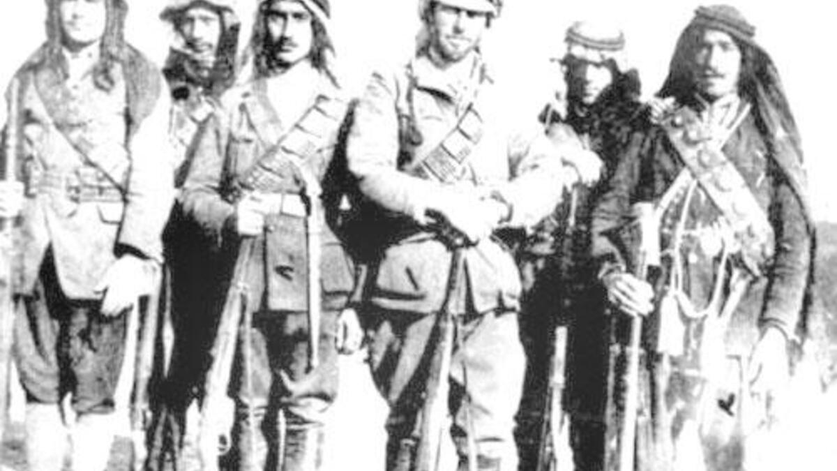 ثم وضعها أبناء المدن وذلك بأمر من قيادات الثورة آنذاك وكان السبب أن الإنجليز بدؤوا باعتقال كل من يضع الكوفية على رأسه ظنًا منهم أنه من الثوار فأصبحت مهمة الإنجليز صعبة باعتقال الثوار بعد أن وضعها كل شباب وشيوخ القرية والمدينة.