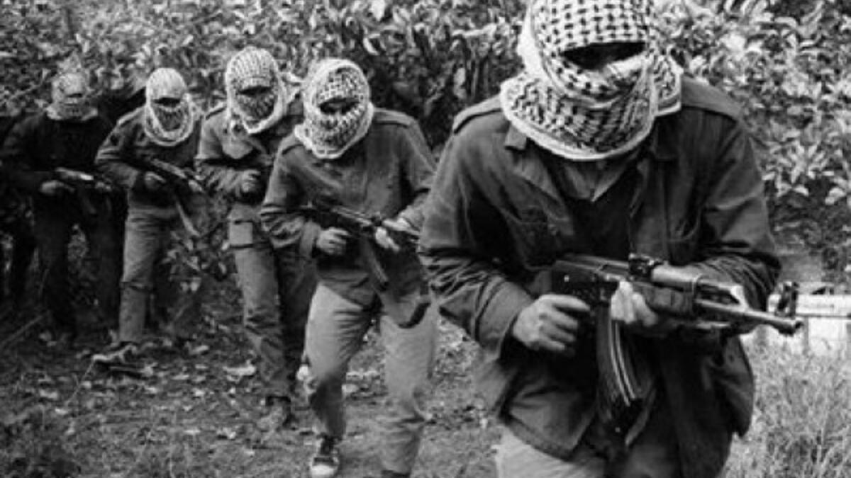 تاريخها: اعتاد الفلاح أن يضع الكوفية لتجفيف عرقه أثناء حراثة الأرض ولوقايته من حر الصيف وبرد الشتاء. ارتبط اسمها بالكفاح الوطني منذ ثورة 1936 في فلسطين، حيث تلثم الفلاحون الثوار بالكوفية لإخفاء ملامحهم أثناء مقاومة القوات البريطانية في فلسطين.