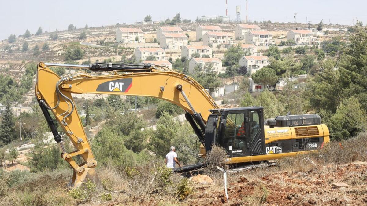 كاتربيلار Caterpillar: تستخدم قوات الاحتلال جرافات كاتربيلار CAT في هدم منازل الفلسطينيين وتجريف مزارعهم، كما استخدمتها في المجازر الإسرائيلية في غزة. فقد قامت الشركة بتصميم جرافة محصنة خصيصاً للجيش الإسرائيلي، لذا وجبت مقاطعة ملابس وأحذية شركة CAT.