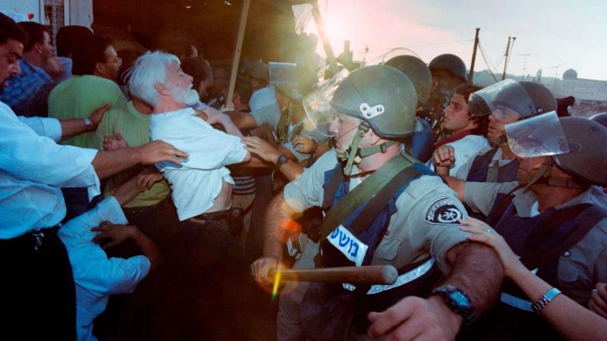 1982: تصاعدت التحركات الإسرائيلية ضد القدس والمسجد الأقصى، بعد محاولة إحدى المجموعات السرية اليهودية، تفجير مصلى قبة الصخرة، ولكن هذه الخطة أفشلت عندما تم اكتشاف المتفجرات قبل انفجارها.