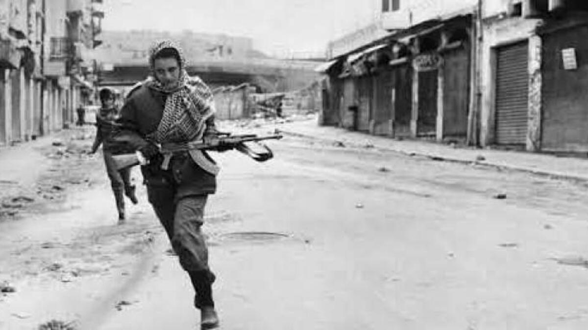 الكوفية في الثقافة العربية: تعد رمزًا للرجولة والأناقة قديمًا، وخلال العصر العثماني تميز العامة بوضعها على أكتافهم وسكان الريف على رؤوسهم، بينما كان الأعيان يضعون الطربوش.