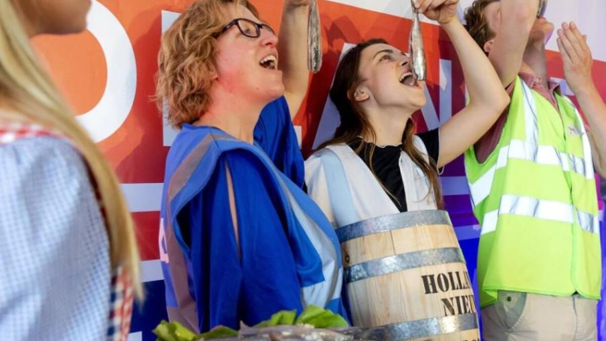 هولندا: اختارت الحكومة توفير وجبة الرنجة في مراكز التطعيم في جميع أنحاء البلاد، باعتبارها واحدة من أشهر الأكلات التقليدية لدى السكان.