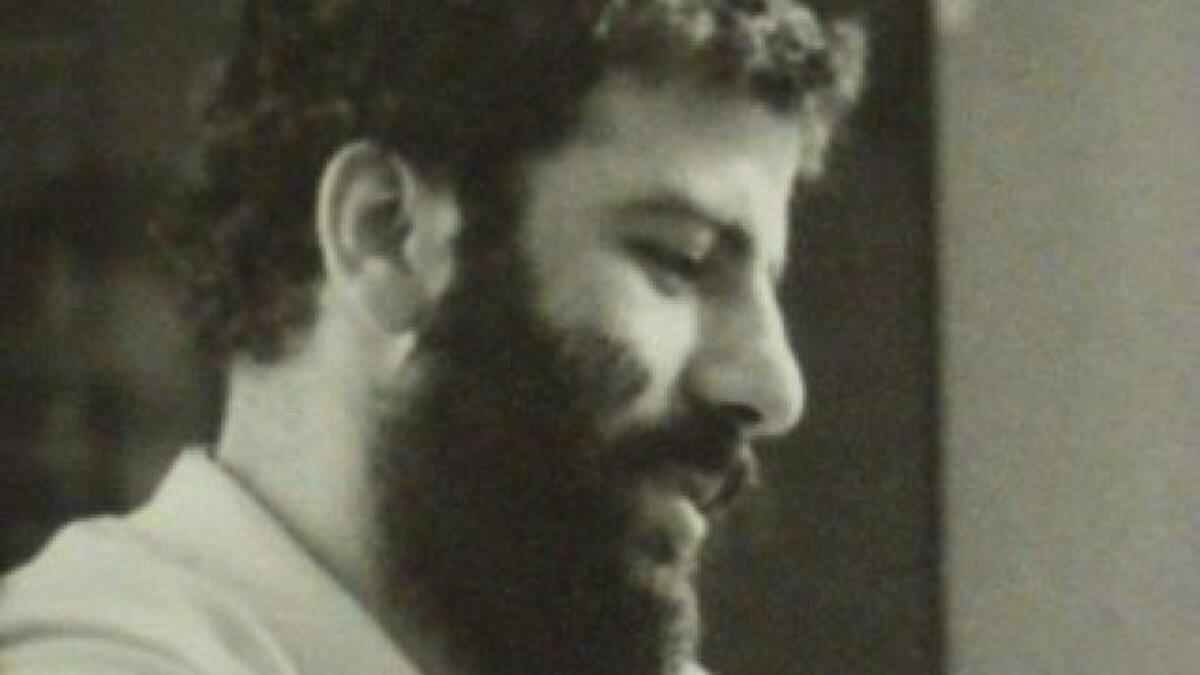 أكمل دراسته الابتدائية في مدرسة جوادية بمشهد، ثم التحق بالحوزة العلمية في مشهد، وبعد أن أتم مرحلة المقدمات توجه إلى مدينة قم، وهو في الخامسة عشرة من عمره.