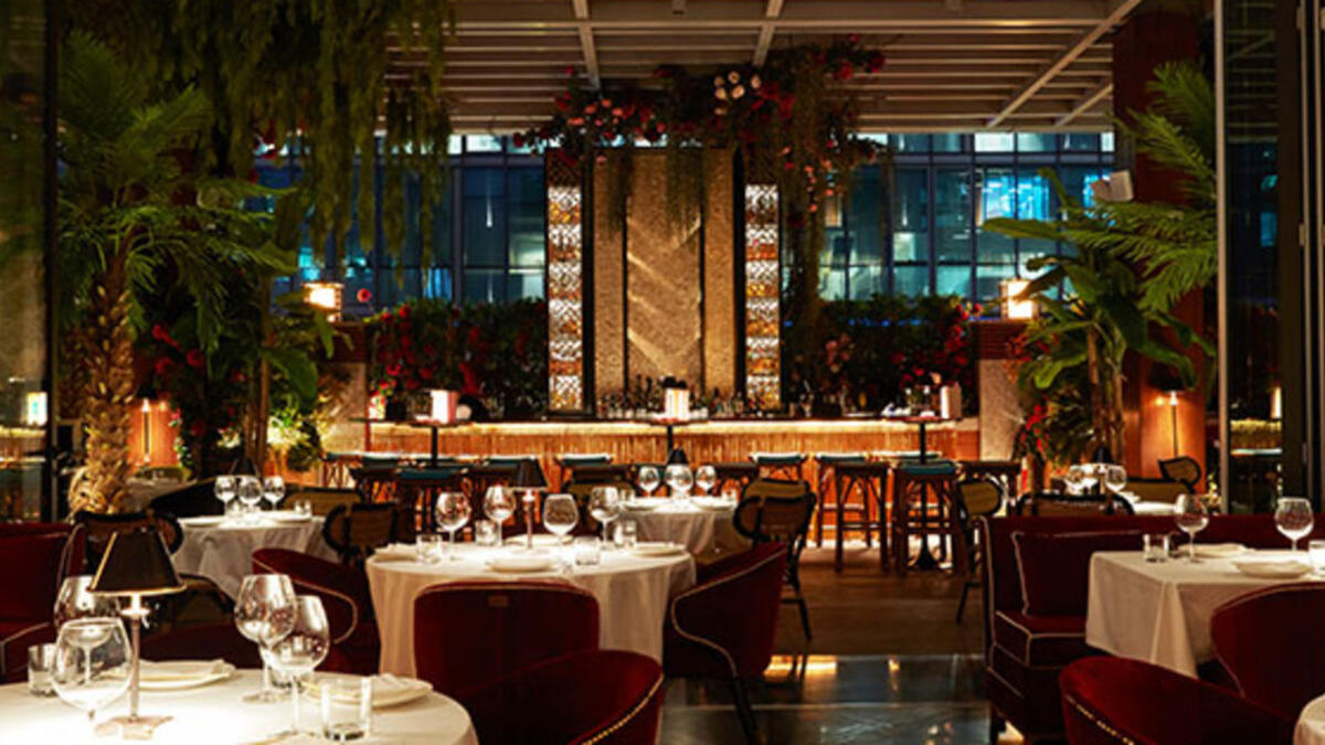 Shanghai Me: شوهد الشيخ حمدان ووالده الشيخ محمد أكثر من مرة في المطعم الصيني الأنيقK لذا، إذا كنت ترغب في لقائهم صدفة حاول أن تحصل على موعد لتناول الغداء في مركز دبي المالي العالمي.