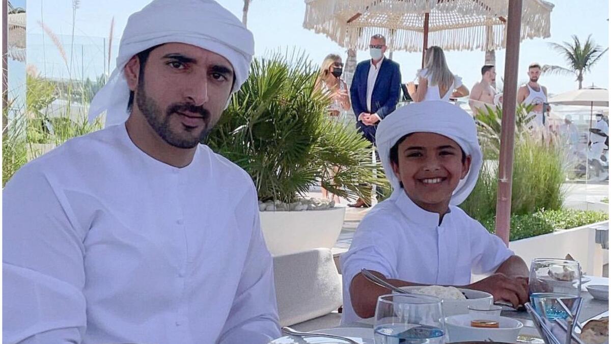 Sal: تناول الشيخ حمدان وجبة طعام هنا مع زميله حيث تقاسم أطباق المأكولات البحرية الفرنسية المتوسطية على الشرفة، يقع المطعم في برج العرب، جميرا، يوميًا من الساعة 10 صباحًا حتى 7 مساءً هاتف: 7600 301 (04).