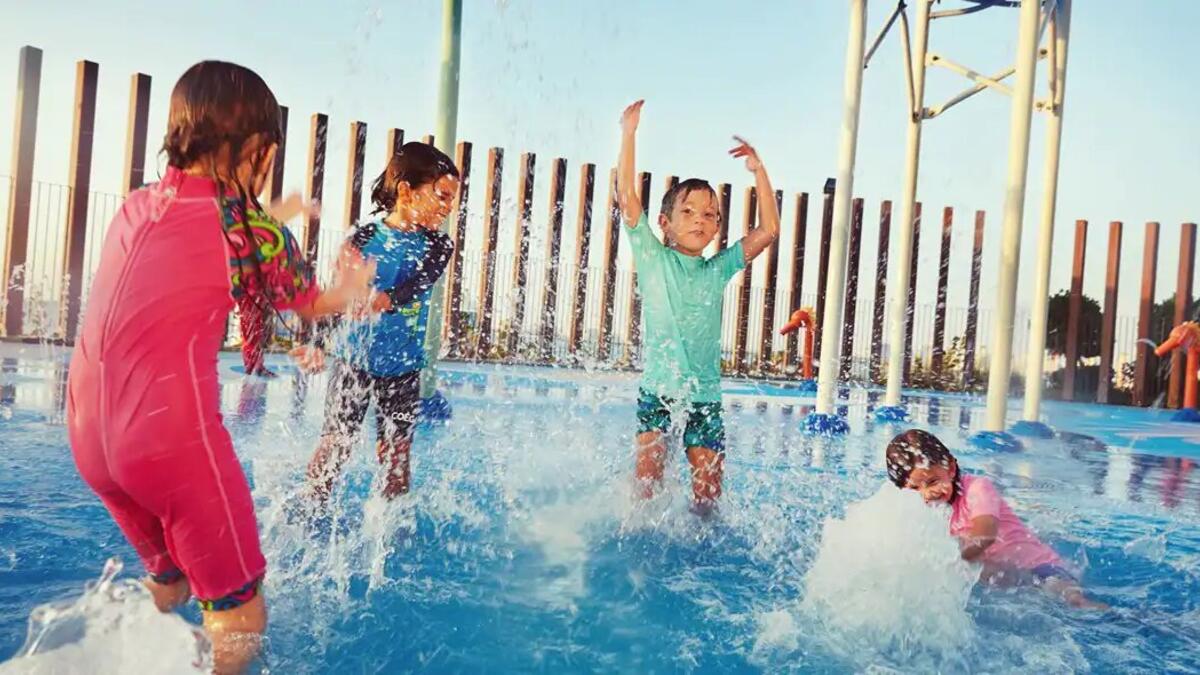 سبلاش باد: تقع في "ذا بيتش" في دبي مارينا وتُشكّل الوجهة المثالية للأطفال الذين تتراوح أعمارهم ما بين العام و12 عامًا. كما يستطيع الزوار تناول أشهى المأكولات في المطاعم الموجودة بجانب الشاطئ أو التسوق من أشهر المتاجر أو مشاهدة. (مقابل "جميرا بيتش ريزيدنس"، دبي مارينا - دبي)