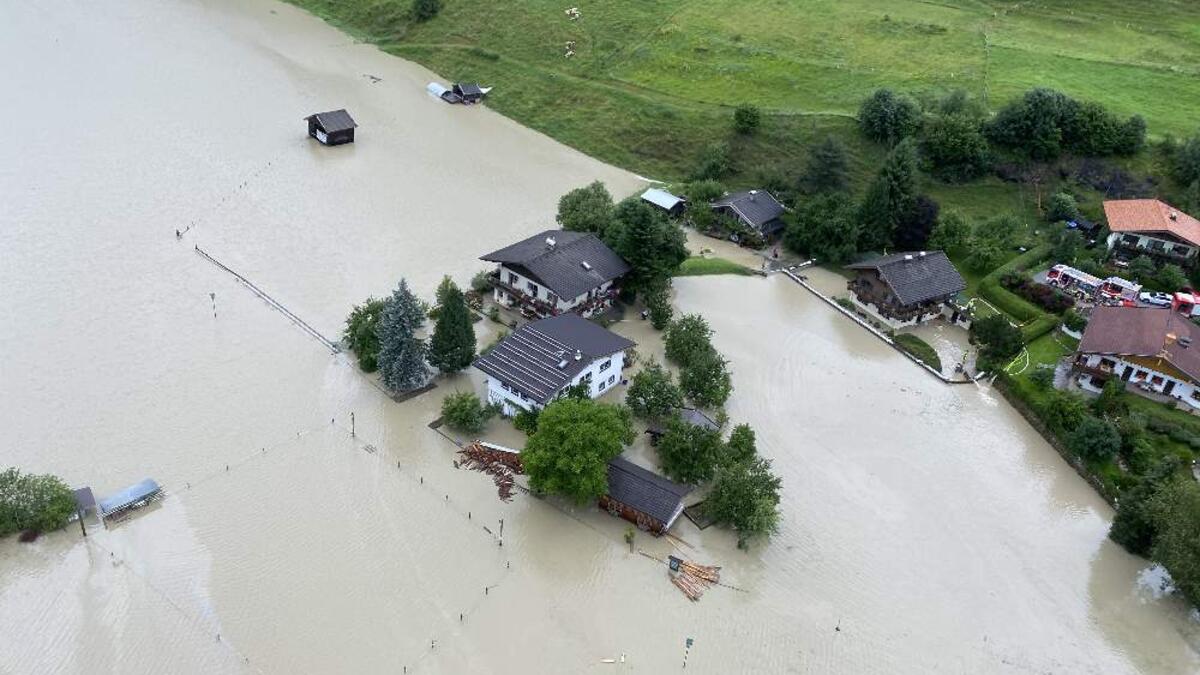 النمسا: في 17 يوليو حطمت الأنهار ضفافها في شمال النمسا، مما تسبب في أضرار واسعة النطاق في عدة بلدات في ولاية سالزبورغ ولحسن الحظ لم ترد تقارير عن وقوع إصابات.