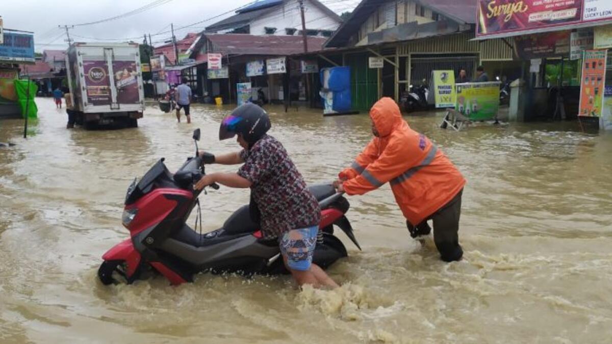 إندونيسيا: ذكرت وكالة الكوارث الإندونيسية أن 15 ألف منزل قد تضرر في عشرات الفيضانات والانهيارات الأرضية طوال شهر يونيو من هذا العام.