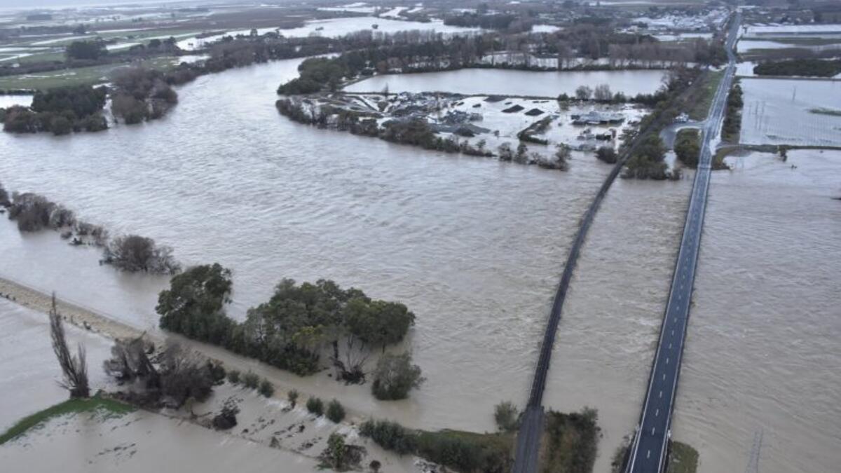 نيوزيلندا: في 17 يوليو أعلنت السلطات حالة الطوارئ في مناطق عدة من الجزيرة الجنوبية في نيوزيلندا بسبب الفيضانات وإجلاء 900 من السكان إلى أماكن آمنة من المناطق التي اجتاحتها الفيضانات، وذلك بعد أن تجاوز منسوب المياه مؤشر سنة 1988 القياسي.