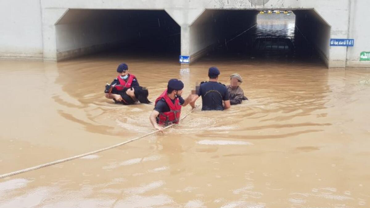 سلطنة عُمان: لقي 4 أشخاص على الأقل مصرعهم، وفقد 3 أشخاص وتم إنقاذ العشرات من قبل خدمات الطوارئ بعد الفيضانات المفاجئة في عُمان بعد أيام من هطول الأمطار الغزيرة.