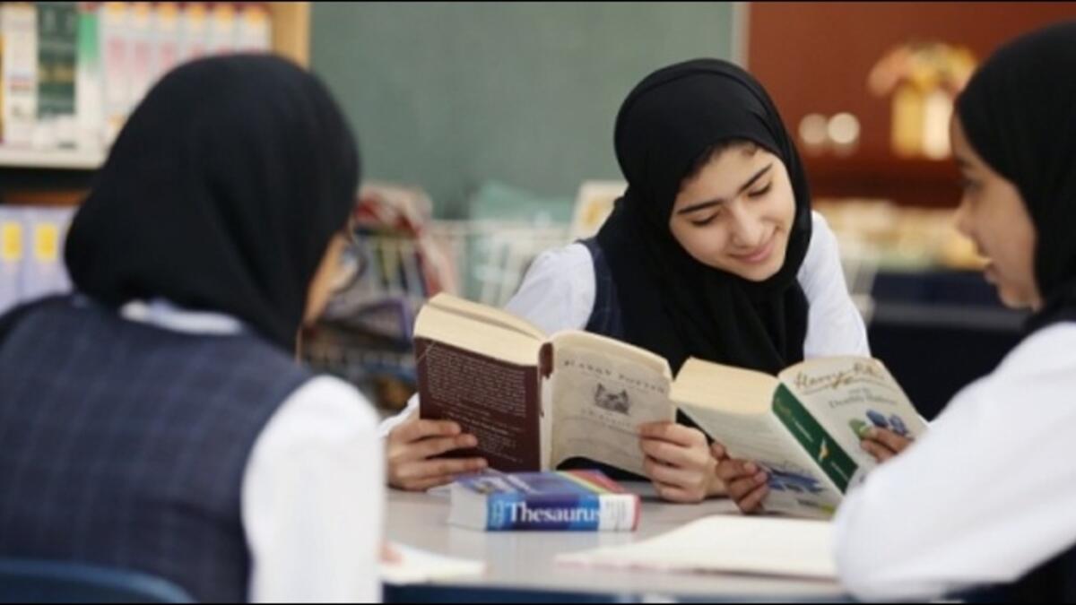 تأشيرة الإقامة لـ5 سنوات: رواد الأعمال والمتفوقون من طلبة الثانوية في العامة والخاصة كذلك طلاب الجامعات داخل وخارج الدولة الحاصلين على معدل تراكمي لا يقل عن 3.75  امتياز عند التخرج.