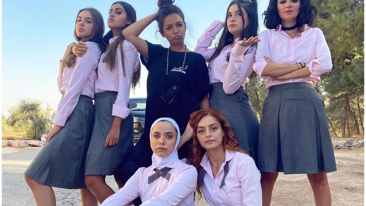 تدور قصة المسلسل حول مجموعة من الطالبات المهمّشات اللاتي يتحدنّ لمواجهة شلّة (مجموعة) من المتنمّرات، فيضعن خططًا جريئة لمحاسبة كلّ واحدة منهنّ.