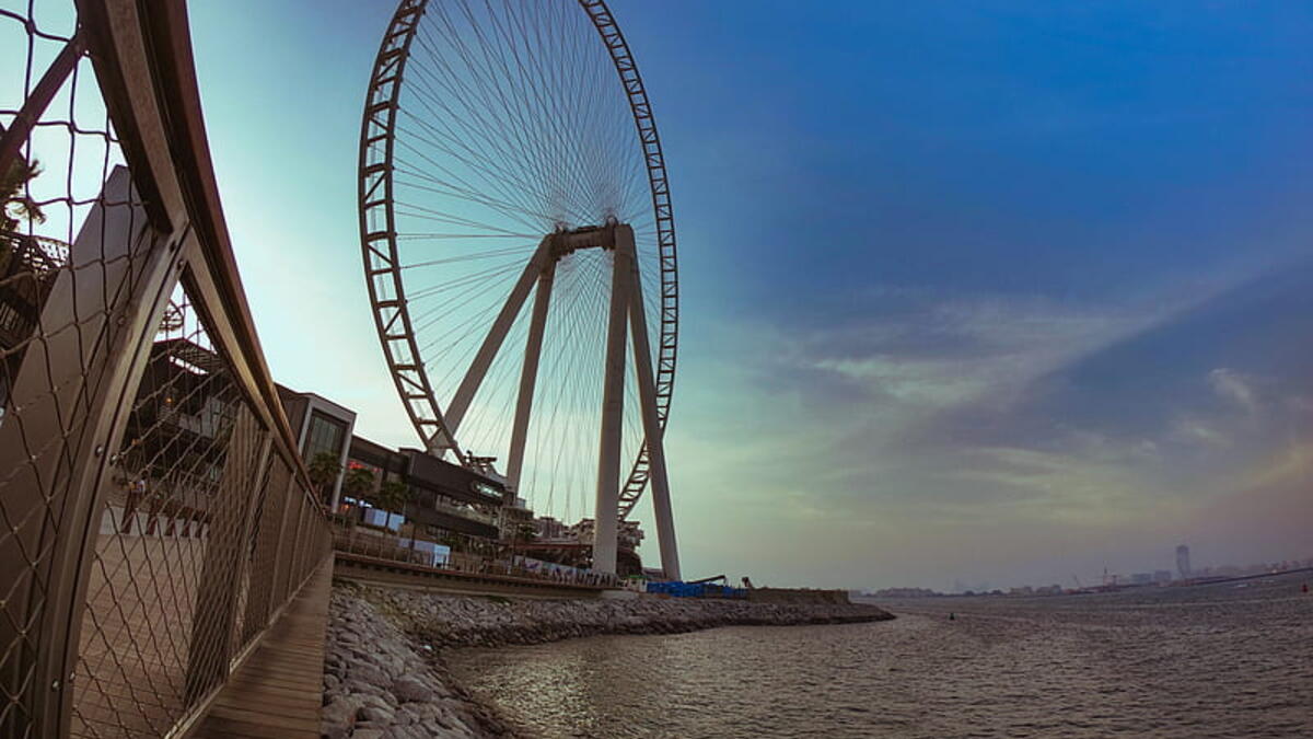 تم تطوير "عين دبي" من قبل "دبي القابضة" في جزيرة "بلوواترز" قبالة الواجهة البحرية "جميرا بيتش ريزيدنس".