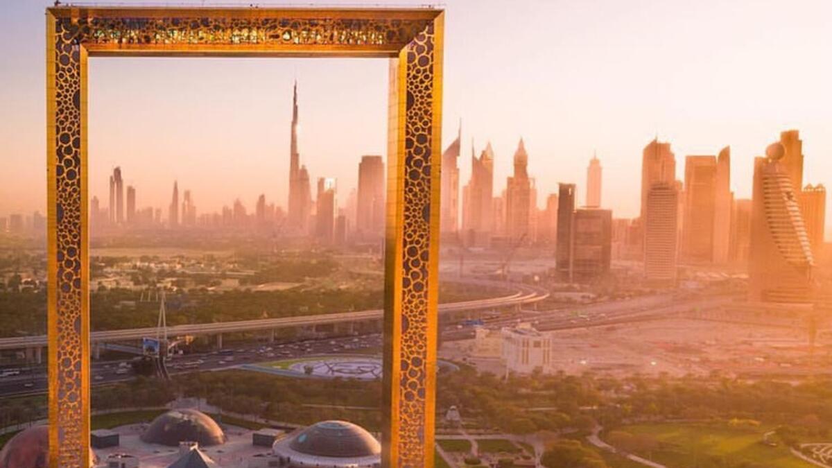 مشاهدة المنظر الخلاب لغروب الشمس من أعلى الجسر.