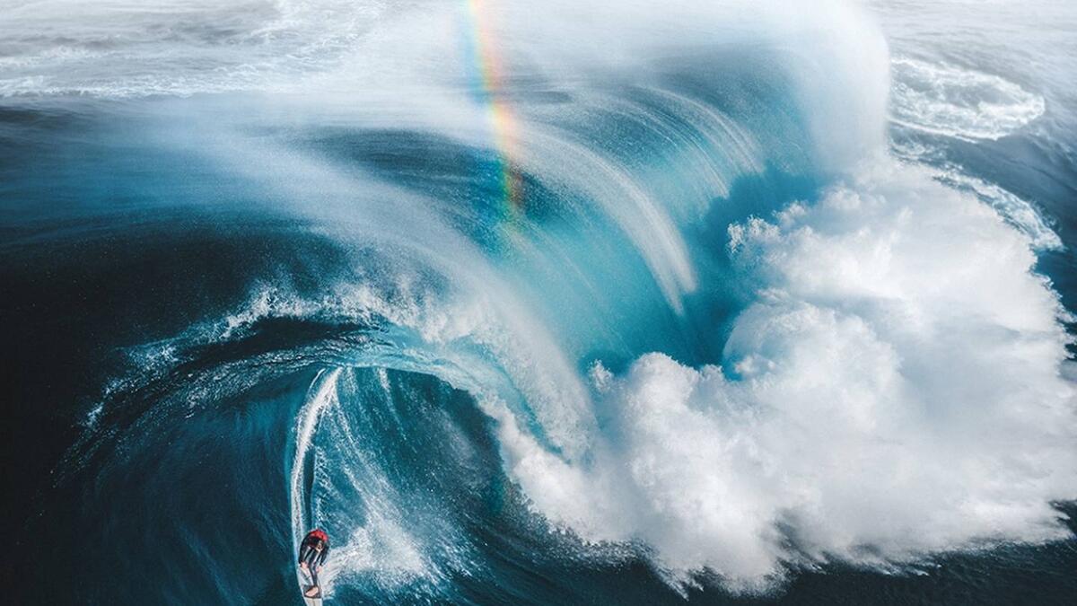 الفئة الرياضية: للمصور الأسترالي فيل دي جلانفيل -  لراكب الأمواج أولي هنري وهو يهرب من  موجة وحش قبالة سواحل جنوب غرب أستراليا.