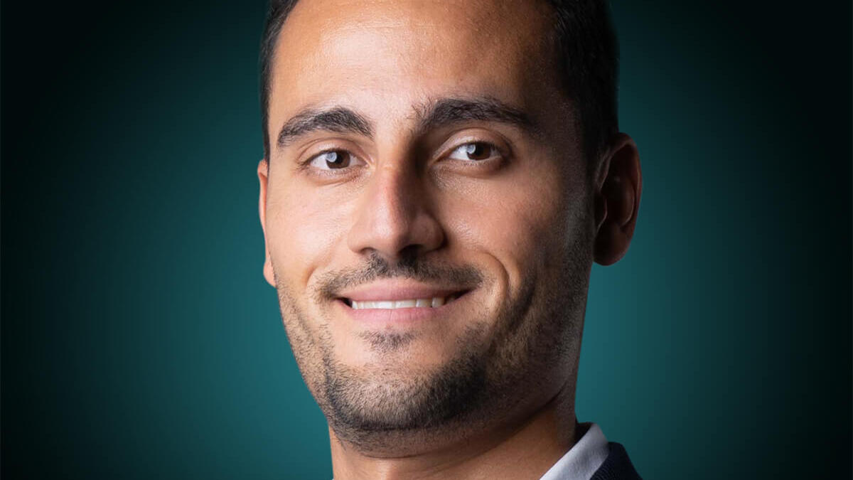 الياس تشخلاكيس العمر: 28 المهنة/ المنصب:  مدير العمليات بشركة (eyewa)  الجنسية: أردني مكان الإقامة: الإمارات الفئة: التجارة الإلكترونية تشخلاكيس هو أحد الأعضاء المؤسسين للمنصة الإلكترونية المتخصصة في بيع النظارات (eyewa). وقد انضم إلى المؤسسين كأول عضو في فريق الشركة عام 2017. واليوم، تخدم الشركة أكثر من 6 ملايين مستخدم سنويًا في 6 بلدان بفريق مكون من 200 شخص. وجمعت شركة التجزئة 29.6 مليون دولار من خلال جولات تمويلية حتى الآن، بعد تأمين 21 مليون دولار في يونيو/ حزيران 2020. يشرف تشخلاكيس على عمليات التجارة