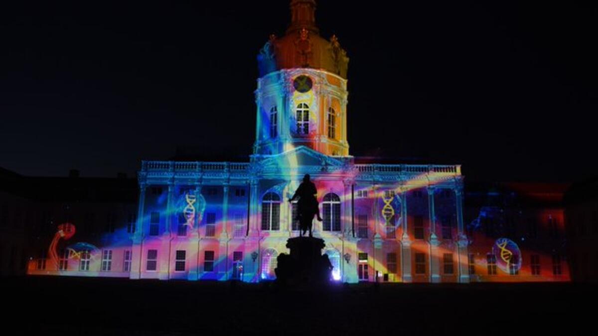 The festival's motto this year is "Creating tomorrow" with sponsors pledging to a cleaner environmentally friendly future. Many projections and installations featured themes such as sustainability and CO2 neutrality.