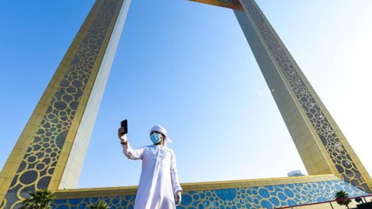 التقاط صور السلفي مع أجمل معالم دبي.