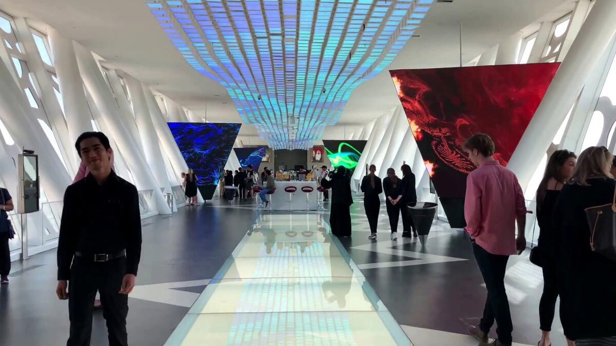 المرح برسم الأشكال على الشاشات التفاعلية الهرمية المعلقة.