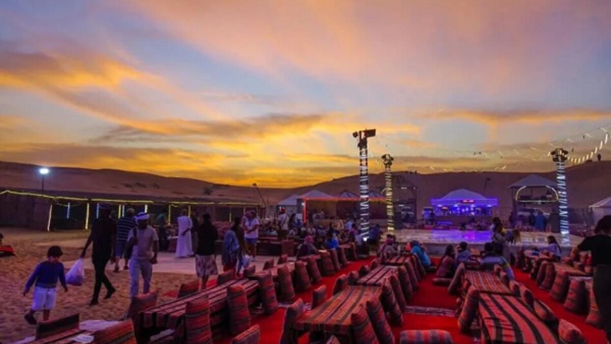 التخييم البدوي: هو أسهل طريقة للاستمتاع بالتخييم أثناء السفر عبر الصحراء ضمن مجموعة، فهي  الطريقة الأغلى والأكثر فخامة للتخييم في دبي حيث توفر Bedouin Camping Group للضيوف كل وسائل الراحة الأساسية. تراقب المجموعة احتياجاتك بشدة أثناء التخييم في الصحراء.