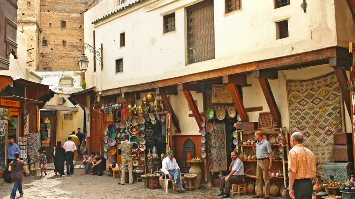 فاس البالي (المغرب): أدرجت في قائمة مواقع التراث العالمي لليونسكو التي تعود للقرون الوسطى، واحدة من أكبر المناطق الحضرية المتجاورة الخالية من السيارات في العالم.