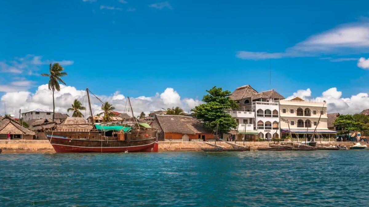 لامو (كينيا): تم إدراجها كموقع للتراث العالمي لليونسكو وأقدم مستوطنة ساحلية وهي جزيرة خالية من السيارات ويُسمح فقط بحركة مرور المشاة والدراجات والحمير في الشوارع الضيقة.