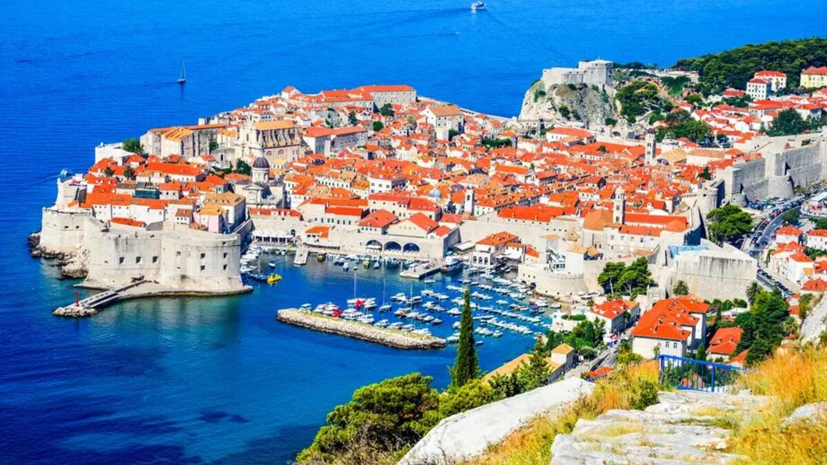 مدينة دوبروفنيك القديمة (كرواتيا): ستجد خارج الأسوار التاريخية لمدينة دوبروفنيك القديمة الكثير من السيارات، ولكن داخل موقع اليونسكو للتراث العالمي، توجد واحة للمشاة