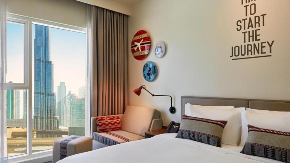 أصبح فندق " روف داون تاون دبي Rove Downtown " وجهة ترحيب للعاملين المستقلين الذين يبحثون عن طعام جيد ومساحة عمل، مع قسم من الردهة مع إنترنت مجاني ومقاعد مريحة للجلوس والعمل.