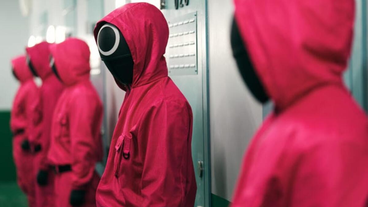 بدأ المخرج "هوانغ دونغ هيوك" العمل على سيناريو مسلسل "لعبة الحبار" منذ عام 2008 وأنهى المسودة الأولى منه في عام 2009.