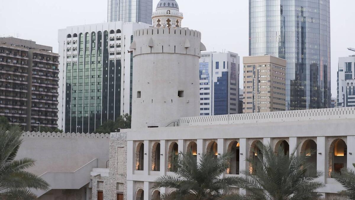 مهرجان الحصن في قصر الحصن الذي يعد أحد أكثر الفعاليات الثقافية السنوية شهرة في أبوظبي ويتضمن عروض أفلام وتجارب طهي وحرف يدوية، يبدأ في 25 نوفمبر إلى  4 ديسمبر بهدف الاحتفاء بالتراث والحرفية والفن في الإمارات؛ 15 درهمًا للأطفال من سن 5 إلى 12 عامًا و 30 درهمًا للبالغين.