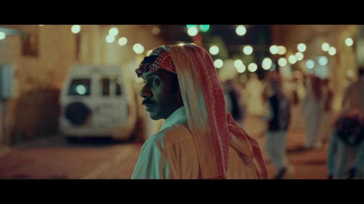 خلق الفيلم بيئة حميمة وتفاعلية في الحارة التي تسكنها هذه الشخصيات، والطبقية في هذه الحارة تتمثل في تقلص فرص ارتقاء السلم المجتمعي، وحتمية البقاء في نفس المكان.