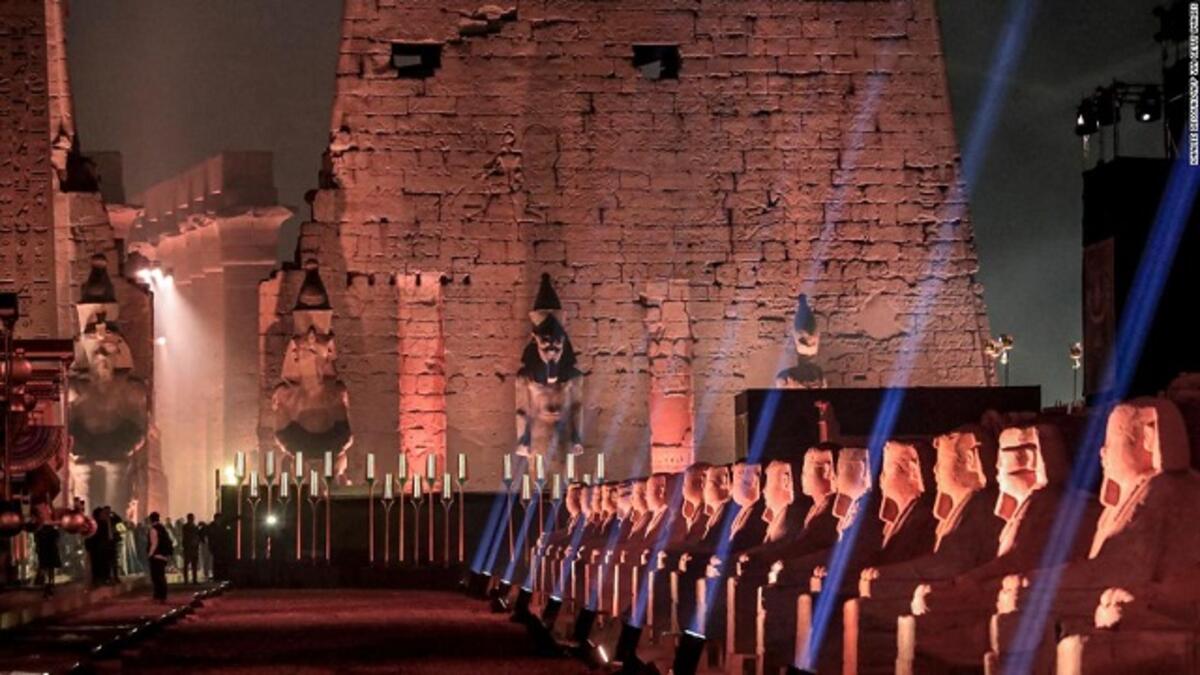 يسير طريق الكباش إلى معبد الكرنك على رصيف من الحجر الرملي على جانبيه صفان طويلان من التماثيل على هيئة أبي الهول بعضها له رؤوس بشرية، ومعظمها برؤوس كباش، أو بنات آوى.