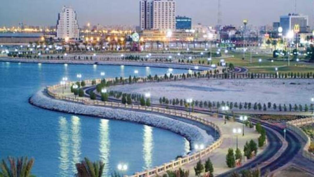 الدمام: تعد من أجمل المدن التي يمكنك زيارتها شتاء، بسبب دفء شواطئها ونسماتها البحرية العليلة،  وينصح بزيارة منتزه الملك عبدالله، وهو من أفضل الأماكن لنزهات العائلة والأطفال، وجزيرة المرجان الصناعية.