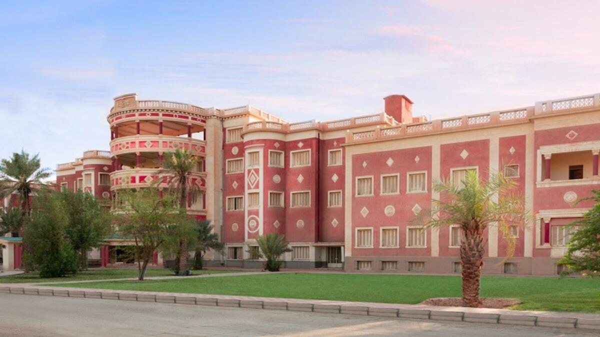 القصر الأحمر في الرياض سيضم: 70 غرفة تشمل 45 جناحًا فاخرًا و25 غرفة ضيافة فاخرة وجناح ملكي و5 مطاعم فاخرة و7 مناطق عامة للأنشطة والفعاليات و6 أجنحة خاصة للاستجمام.