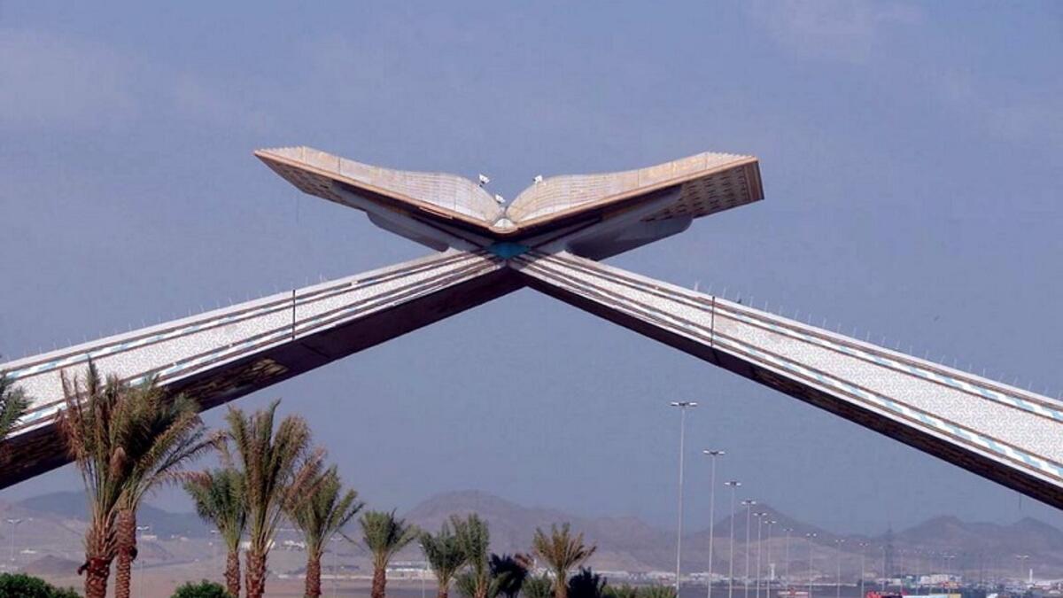 بوابة مكة: كانت جدة التاريخية مدينة مسورة ببوابتين رئيسيتين، واحدة على البحر وواحدة تواجه مكة كاستعارة مثالية لدور المدينة كبوابة للحجاج، على الرغم من اختفاء الجدار منذ فترة طويلة، لا تزال بوابة مكة موجودة ويمكن العثور عليها اليوم في بداية الطريق السريع بين جدة ومكة.