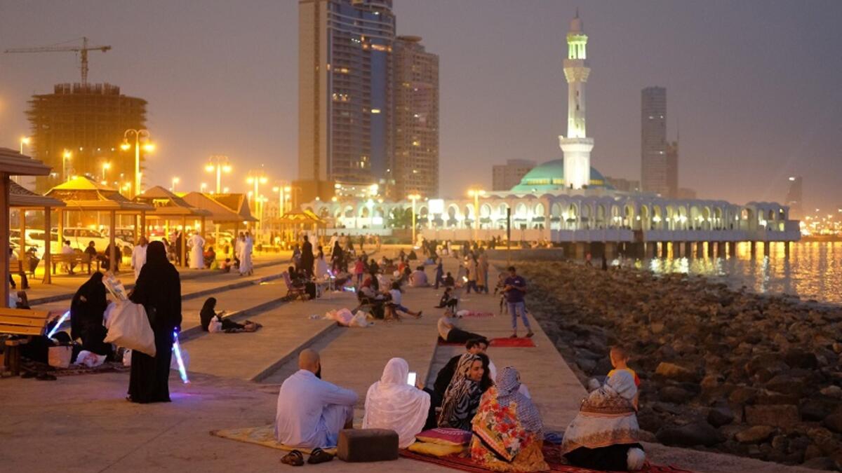 كورنيش جدة: يعد من أشهر اماكن السياحة في جدة، وتوقع أن تجد عائلات ومجموعات من الأصدقاء تتنزه على طول هذا الساحل الذي يبلغ طوله 30 كيلومترًا في أي وقت من اليوم، كما يعد موطن لمجموعة متنوعة من المطاعم والمتنزهات والمنتجعات والمساجد.