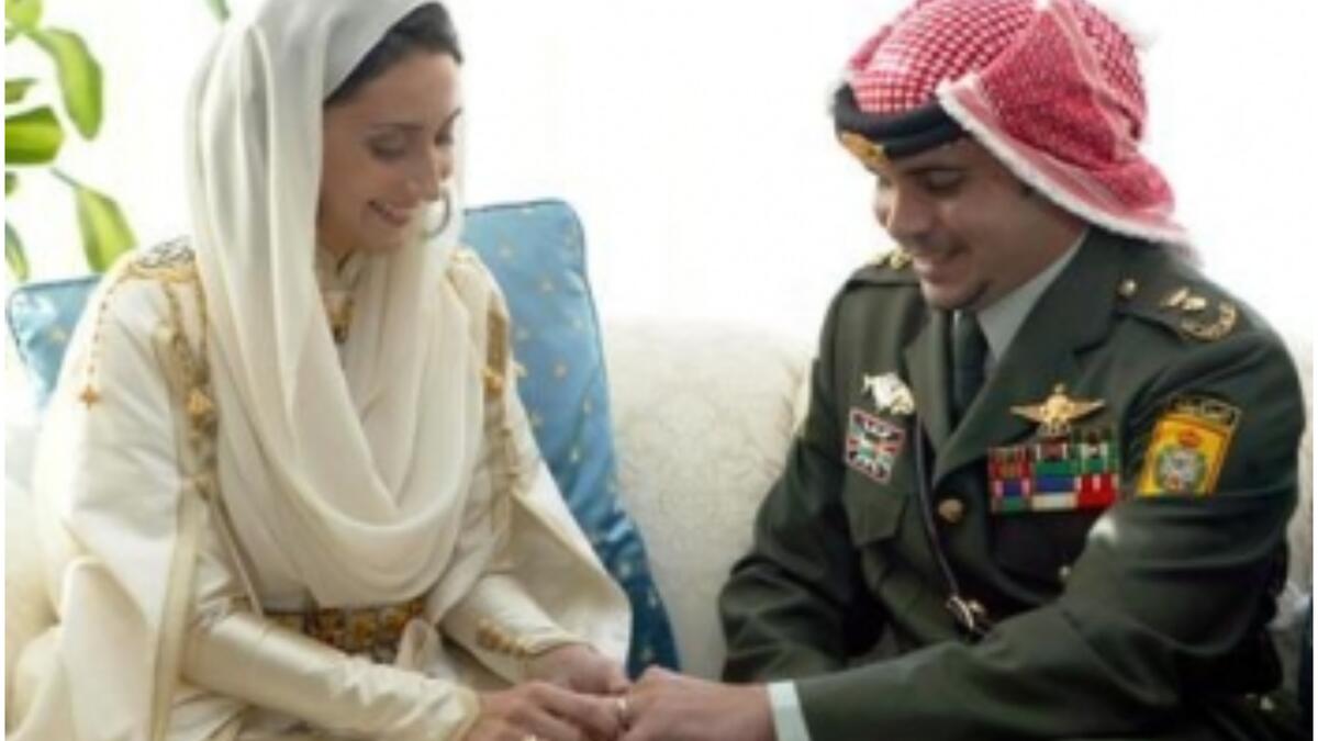 زواج الأمير علي: تعرف على الصحفية الجزائرية ريم الإبراهيمي خلال فترة الغزو الأمريكي على العراق حيث كانت تغطي الأحداث في بغداد والتقيا لأول مرة على الطعام في منزل الأميرة غيداء قبل أن يتزوجا في 2004.