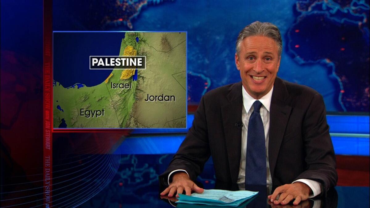 جون ستيوارت: تحدّث المذيع والممثل والكاتب والمنتج الأمريكي في عدة مرات عن القضية الفلسطينية، وكان يفعل ذلك بطريقة مضحكة لكنه يقول الحقيقة.