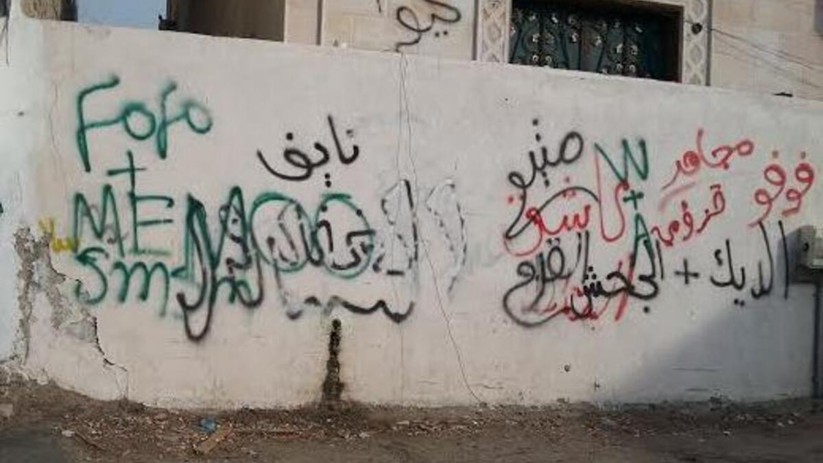 الكتابة أو الرسم أو أي ما يحكمهما وكذلك الكتابة على وسائل النقل أو على الأماكن العمومية مثل الجدران والمكونات الموجودة دون التراخيص – 100 ريال سعودي.