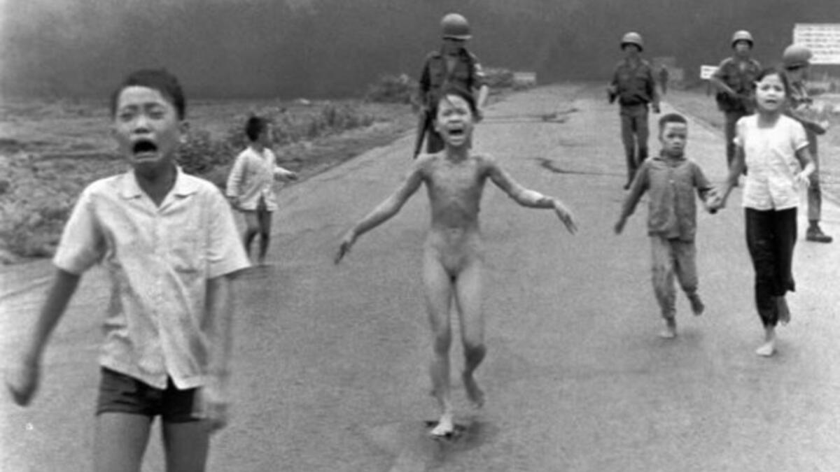 الفيتنامية كيم فوك وصورتها وهي تجري على طول طريق بالقرب من ترانغ بانغ بعد هجوم جوي بالنابالم، وللبقاء على قيد الحياة مزقت ملابسها التي أضرمت فيها النيران في جسدها. كان هذا في 1972.