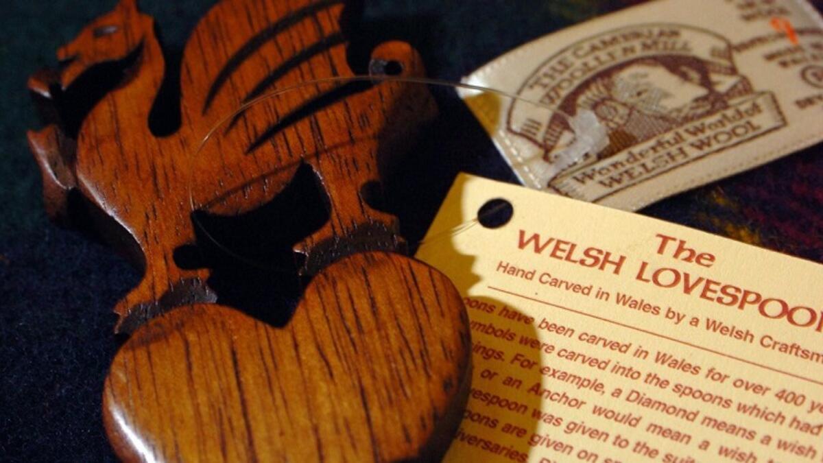 ويلز: يميل العشاق في ويلز إلى عدم الاحتفال بالطريقة المعتادة، بل يقومون بتكريم قديس العشاق الويلزي، الذي يحمل اسم سانت دوينوين، إذ يقدم الأفراد المحبوبون لبعضهم البعض ملاعق خشبية منحوتة بشكل مثالي.