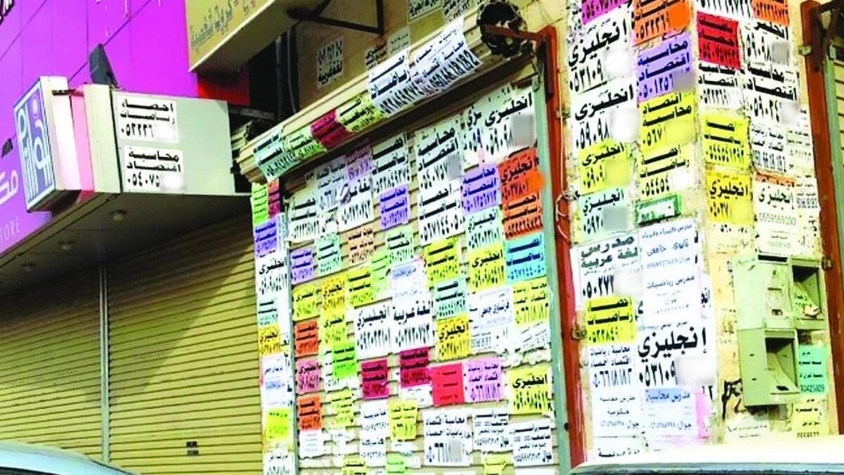 وضع الملصقات أو المنشورات التجارية في الأماكن العمومية دون امتلاك التراخيص اللازمة لذلك -  100 ريال سعودي.