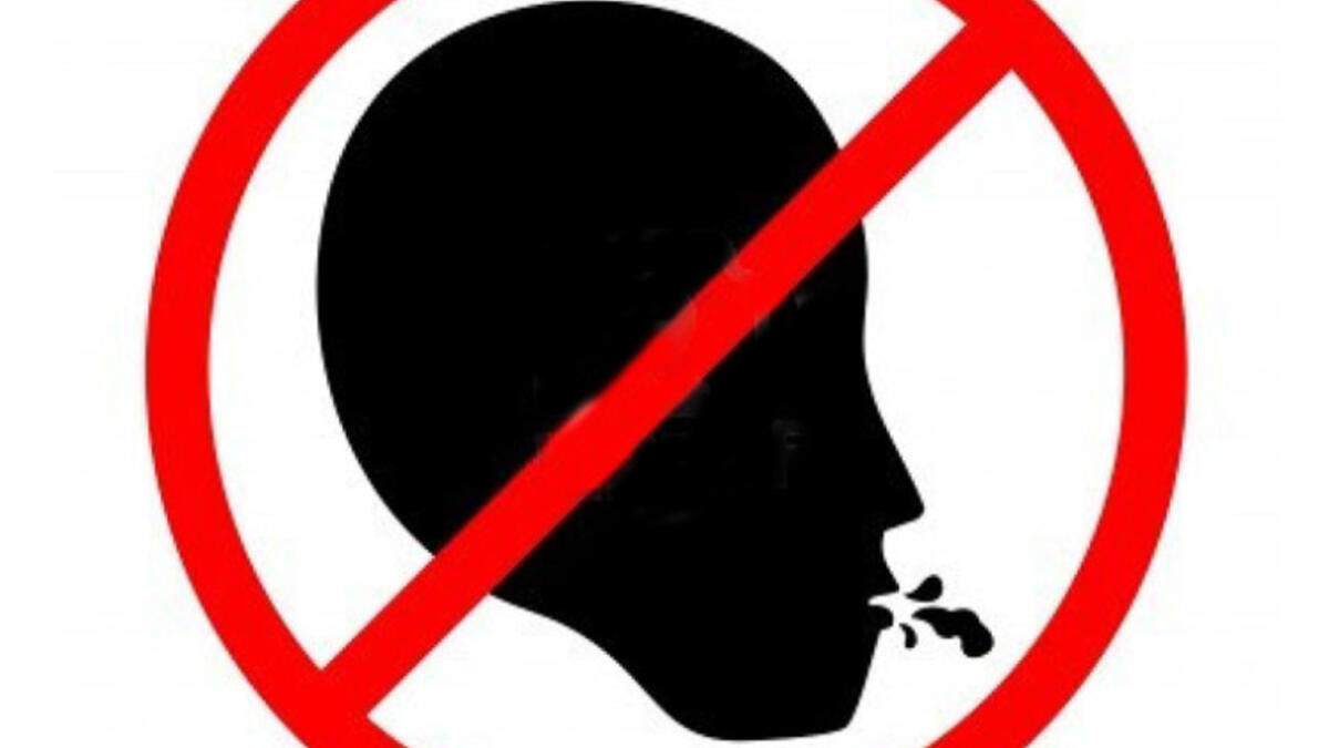 البصق ورمي النفايات في أماكن غير مخصصة لذلك – 500 ريال سعودي.