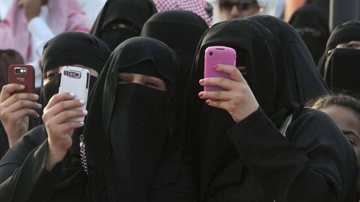 تصوير الأشخاص دون استئذانهم مباشرة أو تصوير الحوادث سواء أكانت جنائية أو عرضية أو مرورية دون أخذ إذن من أي الأطراف، ويلزم صاحب المخالفة بإلغاء وحذف الصور بعد دفعها -  1000 ريال سعودي.