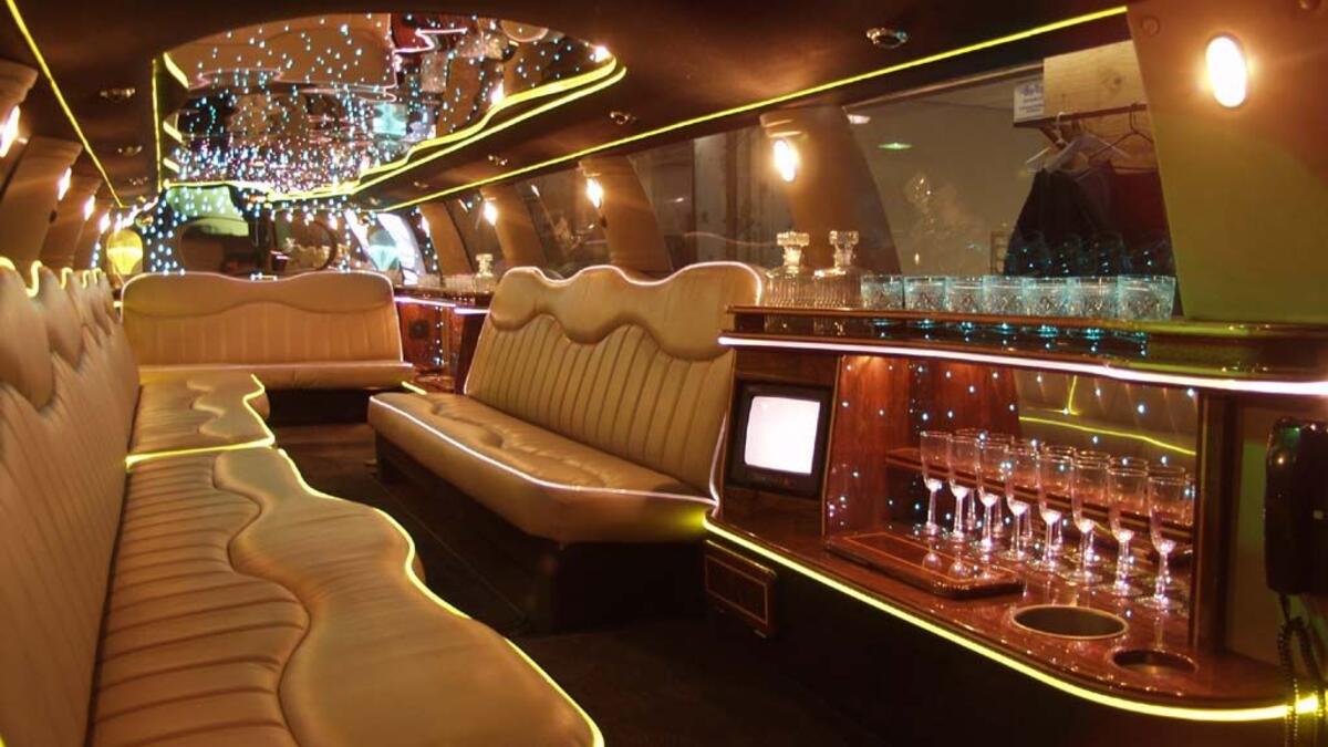 تتضمن مواصفات تناسب الملوك مثل: سرير مائي كبير ومسبح كامل مع لوح غطس، وجاكوزي وحوض استحمام، وملعب غولف صغير ومهبط للطائرات المروحية.