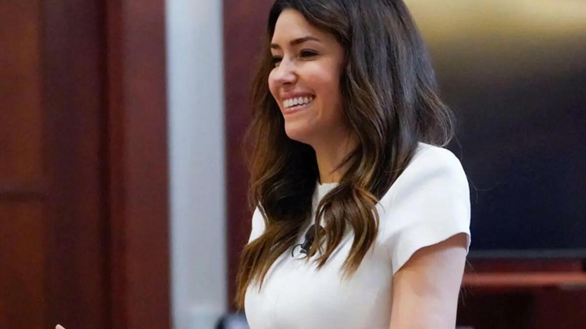 كاميل فاسكيز: نالت إعجاب الجمهور بقوة شخصيتها وسرعة بديهتها، تخرجت من كلية الحقوق بجامعة كاليفورنيا في 2006 وتخصصت في التقاضي والتحكيم، مع التركيز على تمثيل المدعين في قضايا التشهير، وعملت سابقًا كمحامية في شركة كبرى في لوس أنجلوس قبل أن تنضم إلى شركة براون رودنيك للمحاماة.