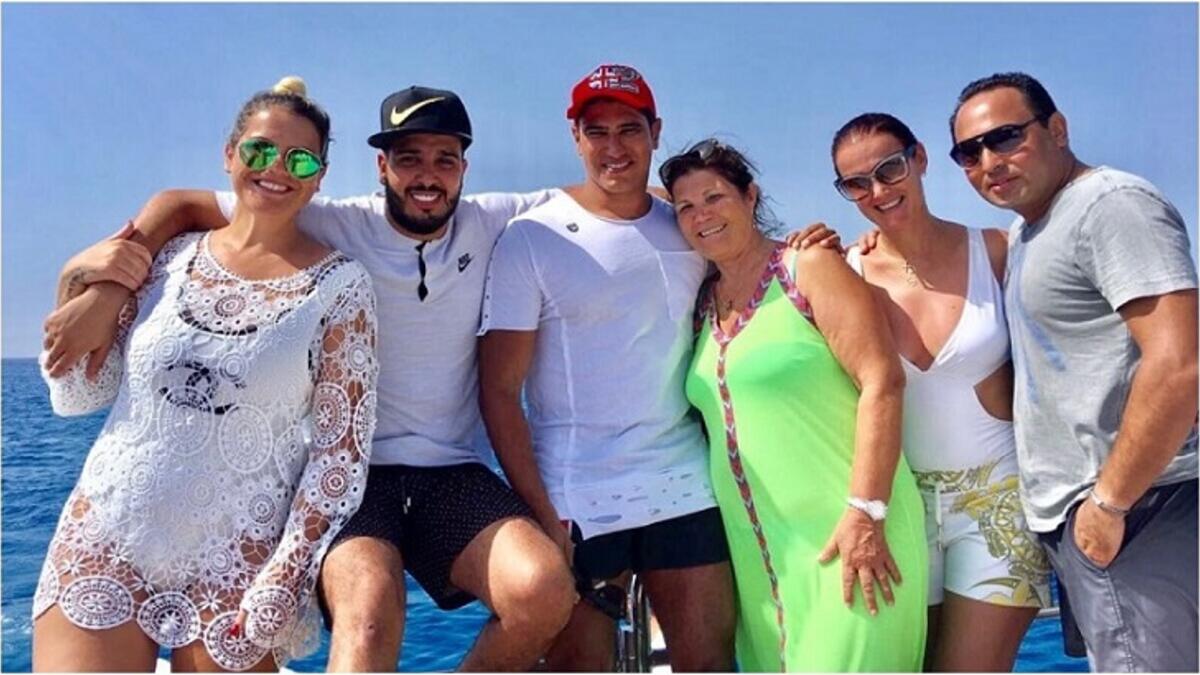 في 2017، انشرت أنباء خطوبة أبو هشيمة من "كاتيا أفيرو"، شقيقة لاعب ريال مدريد كريستيانو رونالدو، وبأنه اشترى لها خاتم مرصع بالألماس من "بولغاري".